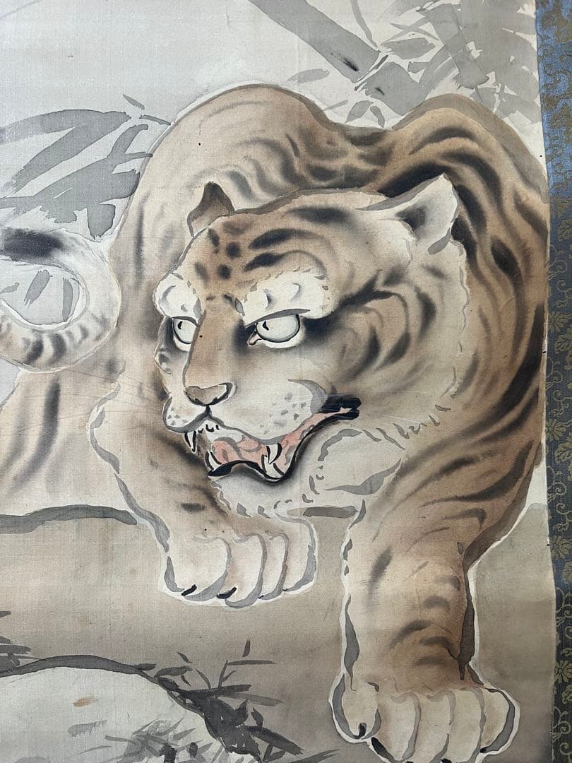 掛け軸　明治 等観　絵［虎図］絹本　木箱付き　送料込み！