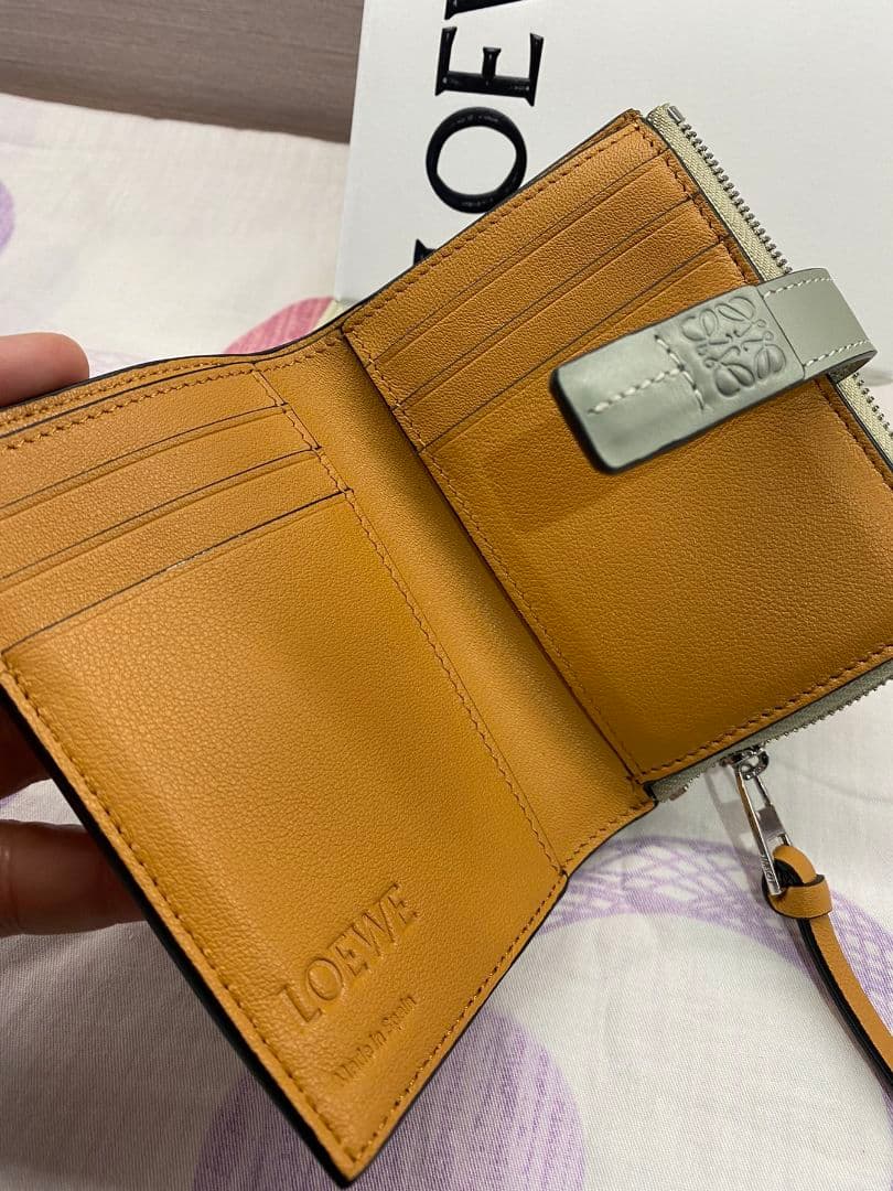 美品　ロエベ　LOEWE 二つ折り財布