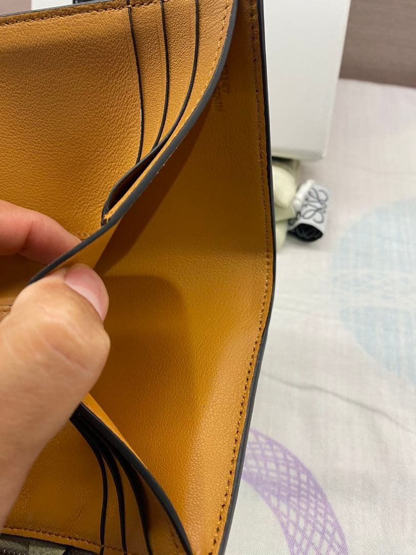 美品　ロエベ　LOEWE 二つ折り財布