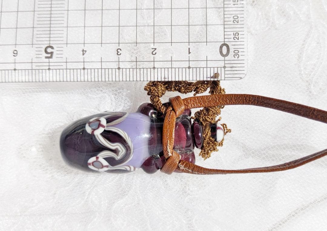 吉田正子トンボ玉（貳拾漆）　「瓶型」皮ひもネックレス　ガラス玉に込めた日本画