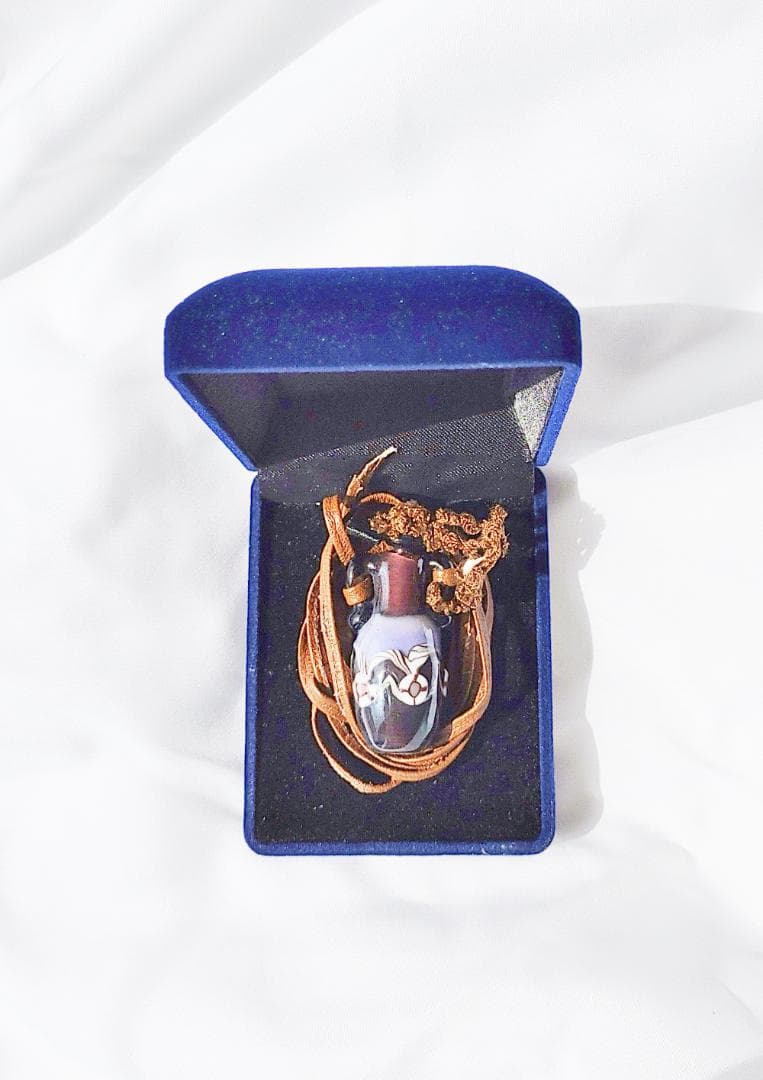 吉田正子トンボ玉（貳拾漆）　「瓶型」皮ひもネックレス　ガラス玉に込めた日本画