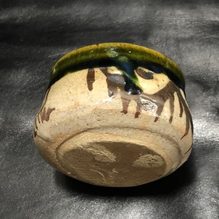 遺品整理◼️蔵から可愛らしい織部焼？と思われるお猪口、ぐい呑みが出てきました。