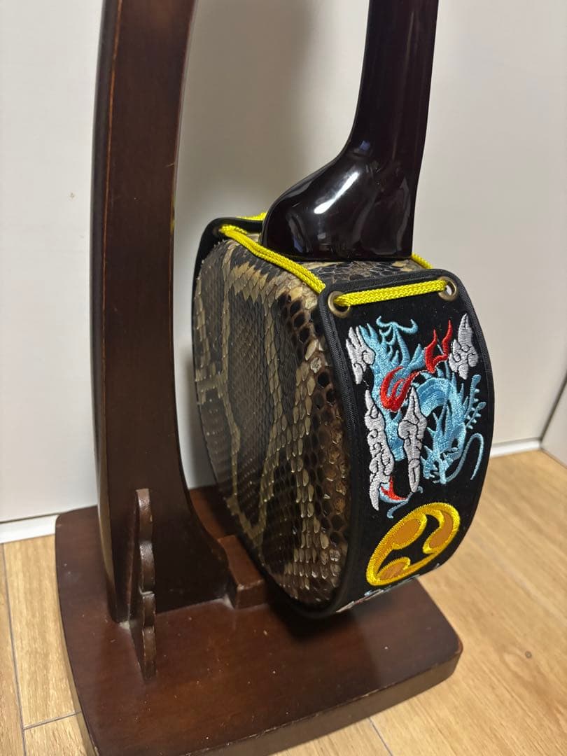 三線本体 赤茶色　ドラゴン刺繍付き