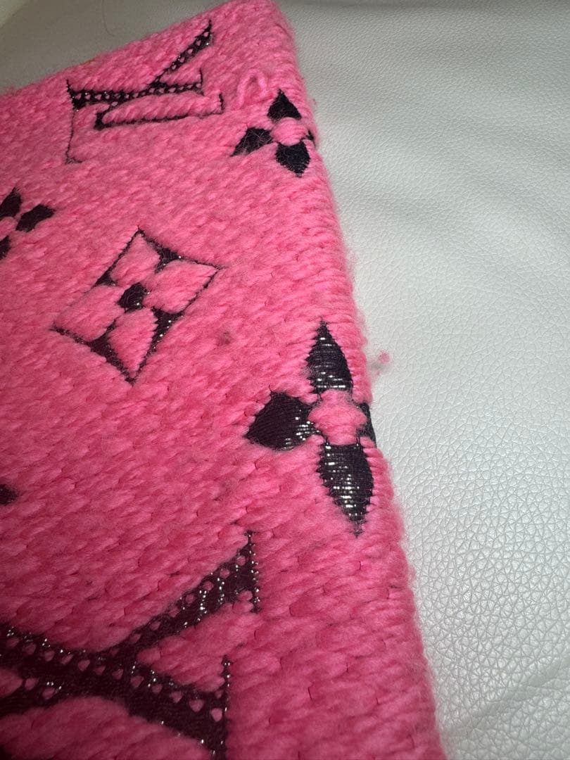 ピンク ロゴ入り ニットマフラー フリンジ付き