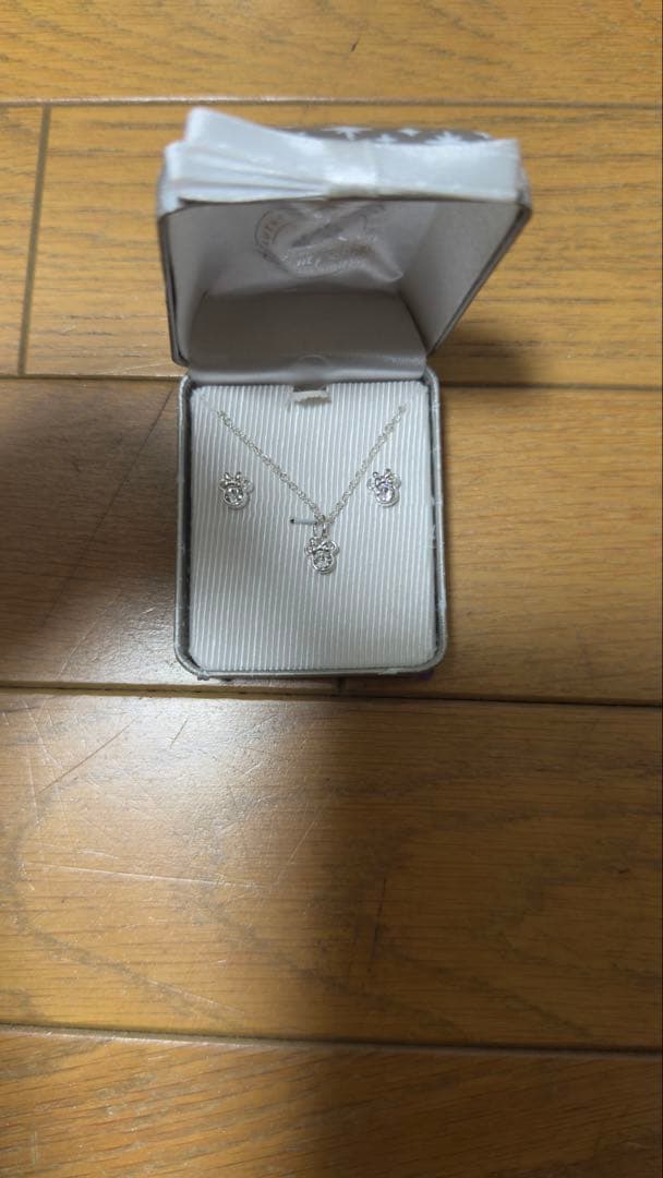 ミニーのネックレスとピアスセット