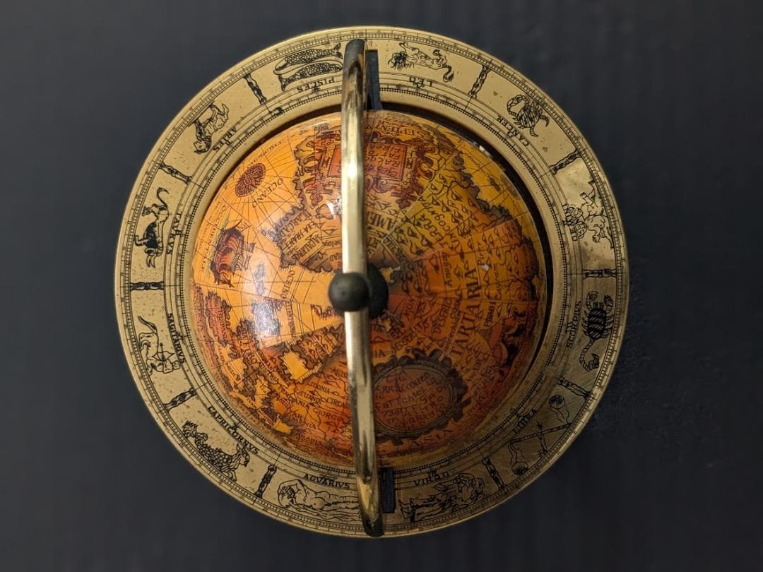 アンティーク 地球儀　イギリス・ロンドンのカムデンマーケットで購入
