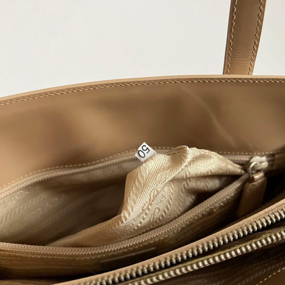 バッグ PRADA ENAMEL PATENT LOGO TOTE HAND BAG