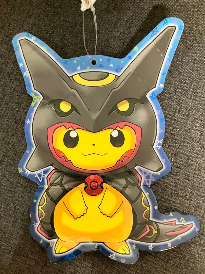 ポケモンセンター ぬいぐるみ 黒いレックウザポンチョを着たピカチュウ タグ付