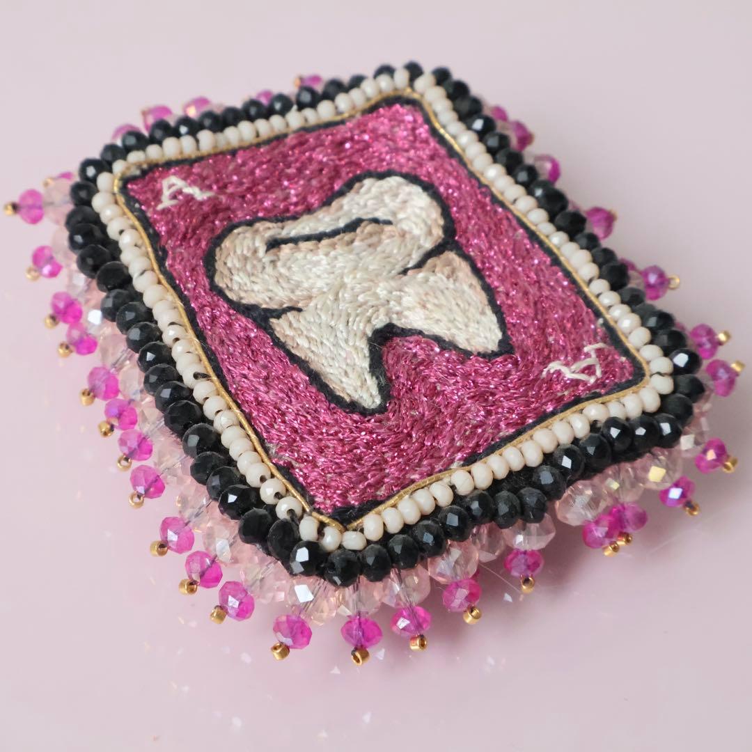 新品未使用 celeste mogador ティーストランプ刺繍ブローチ