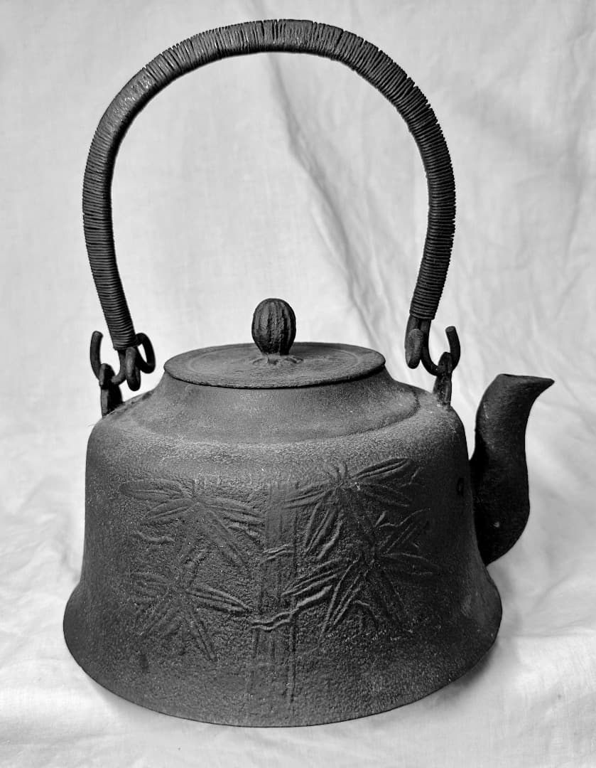 鋳鉄製 鉄瓶 刻印あり・竹と鳥柄