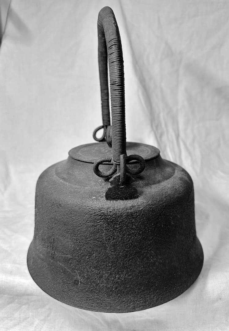 鋳鉄製 鉄瓶 刻印あり・竹と鳥柄