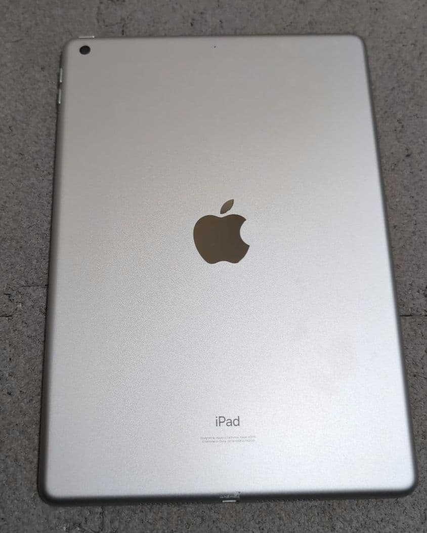 訳ありApple iPad 第8世代 32GB Wi-FIモデルシルバー 本体