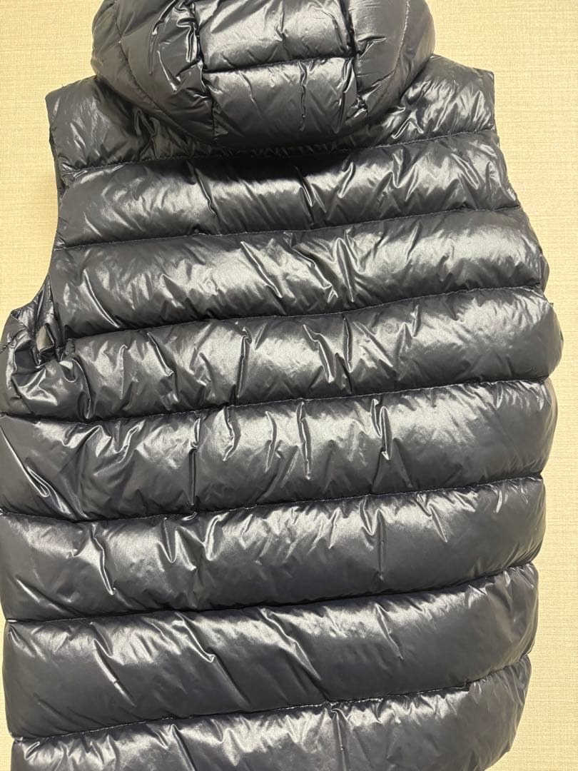 MONCLER ダークグレー ダウンベスト フード付き
