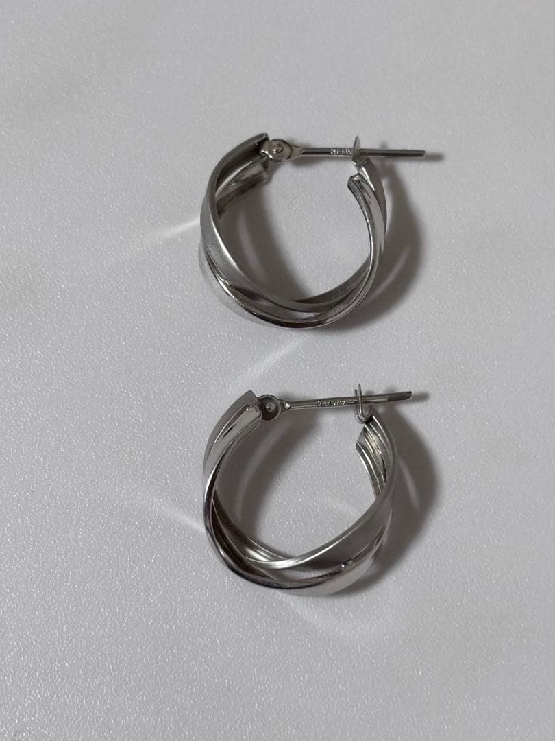 テイクアップ　ヒネリツインフープM　WG ホワイトゴールド K14/K10