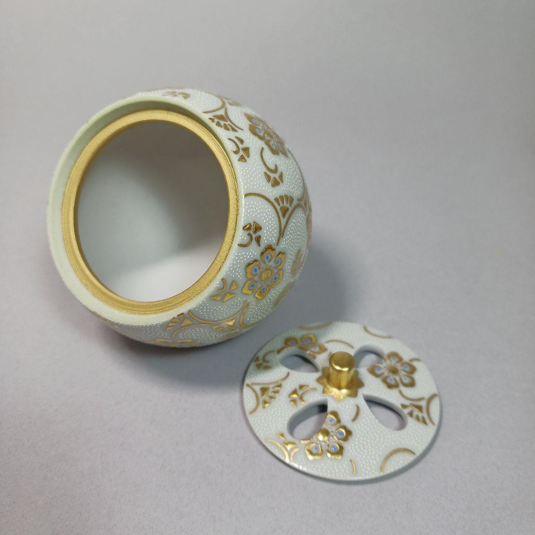 三代仲田錦玉　白粒金唐草香枦