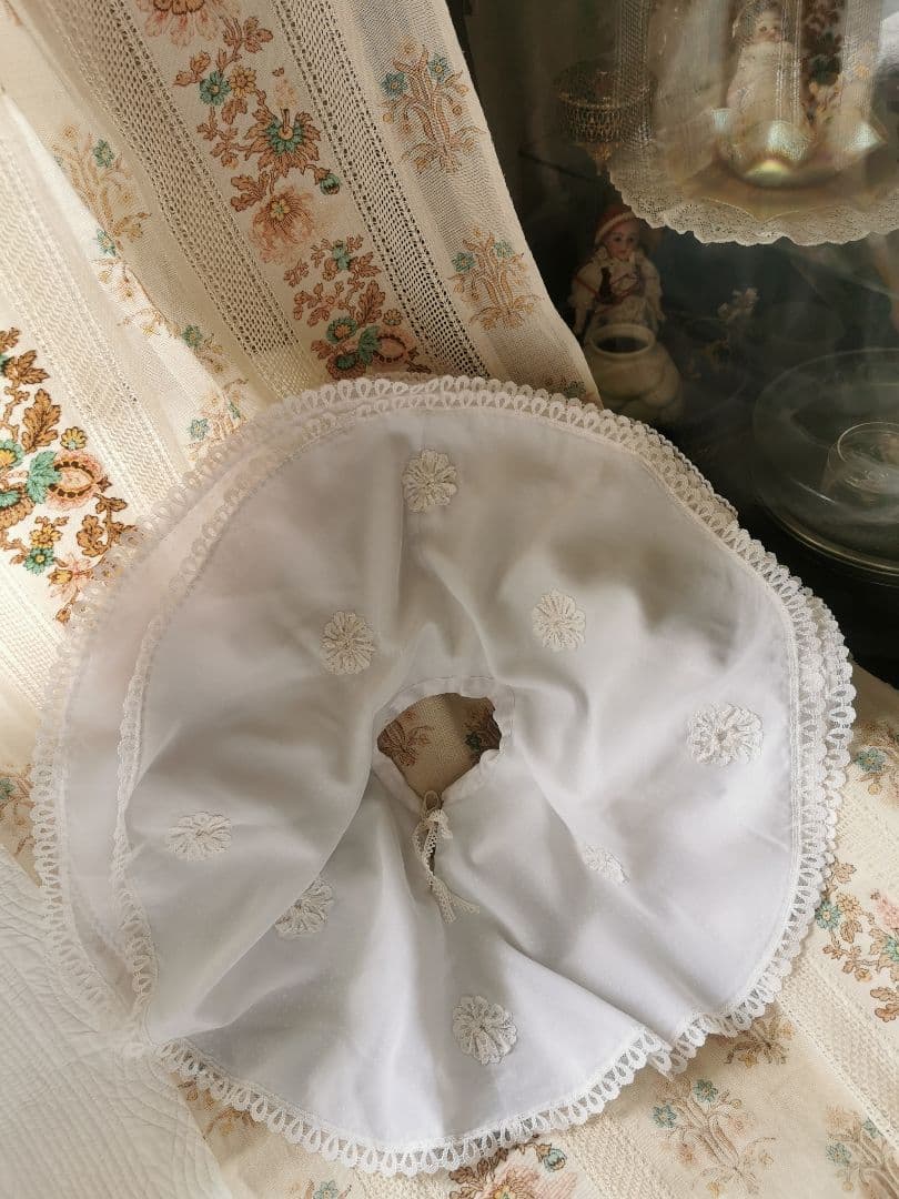 アンティークフランス 子供べべ用 フラワーアップリケ刺繍３層レース ドットケープ