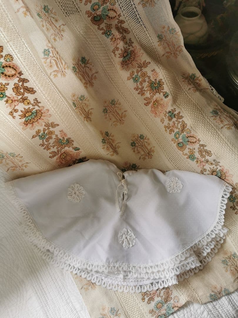 アンティークフランス 子供べべ用 フラワーアップリケ刺繍３層レース ドットケープ