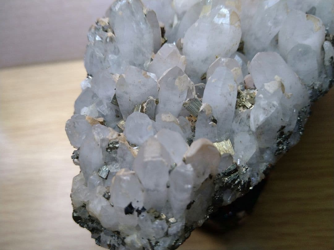 青森県産のパイライト水晶クラスター