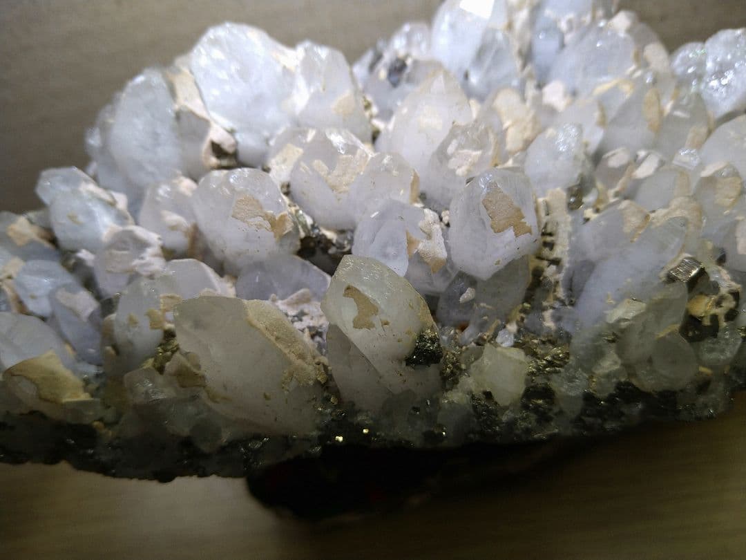 青森県産のパイライト水晶クラスター