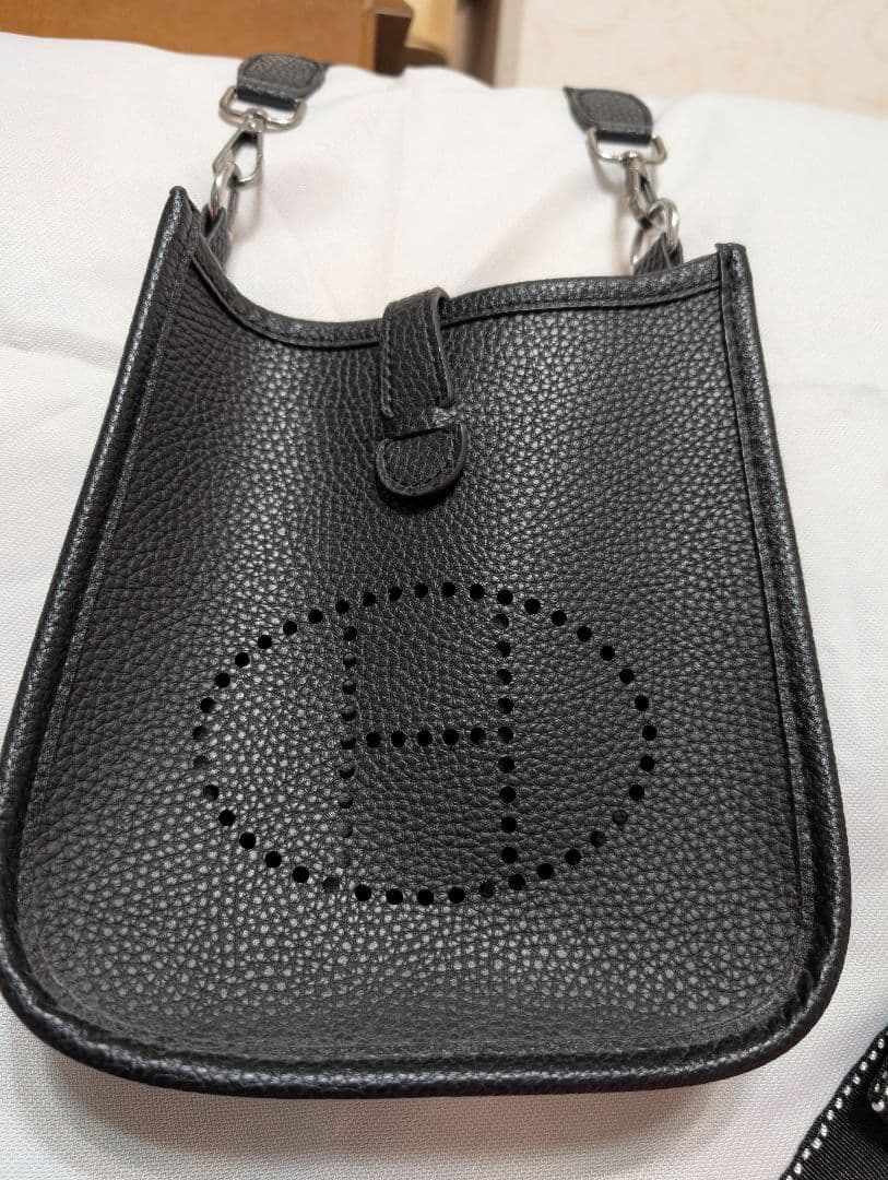 ブラックレザー パンチング ショルダーバッグ