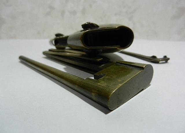 銅の蝙蝠（こうもり）飾りのある真鍮製骨董からくり錠前