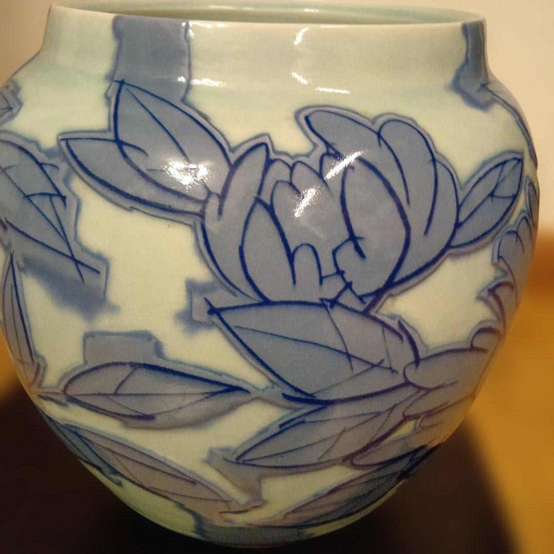 青と白の蓮の花模様の陶器壺