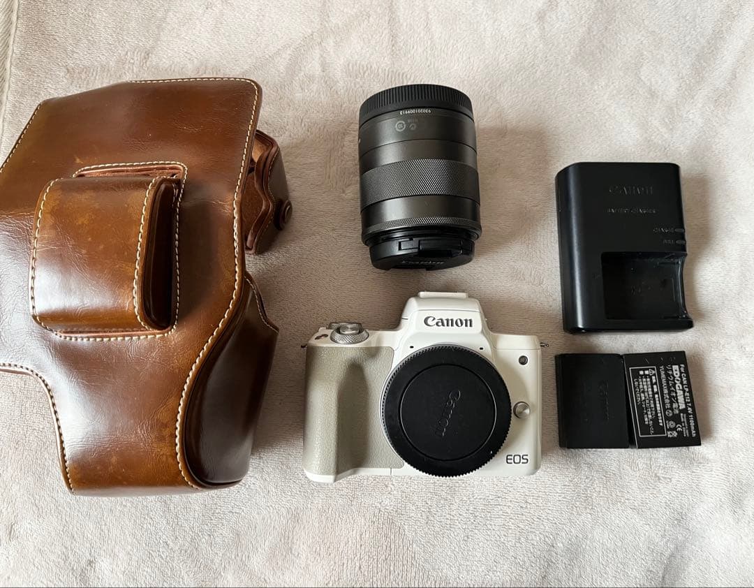 Canon EOS KISS M ミラーレスカメラ ホワイト　レンズ　セット