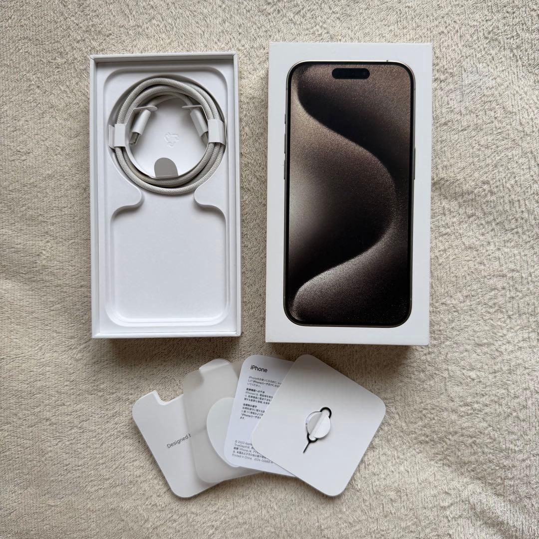 iPhone 15 Pro ナチュラルチタニウム 256G ケース+ストラップ付