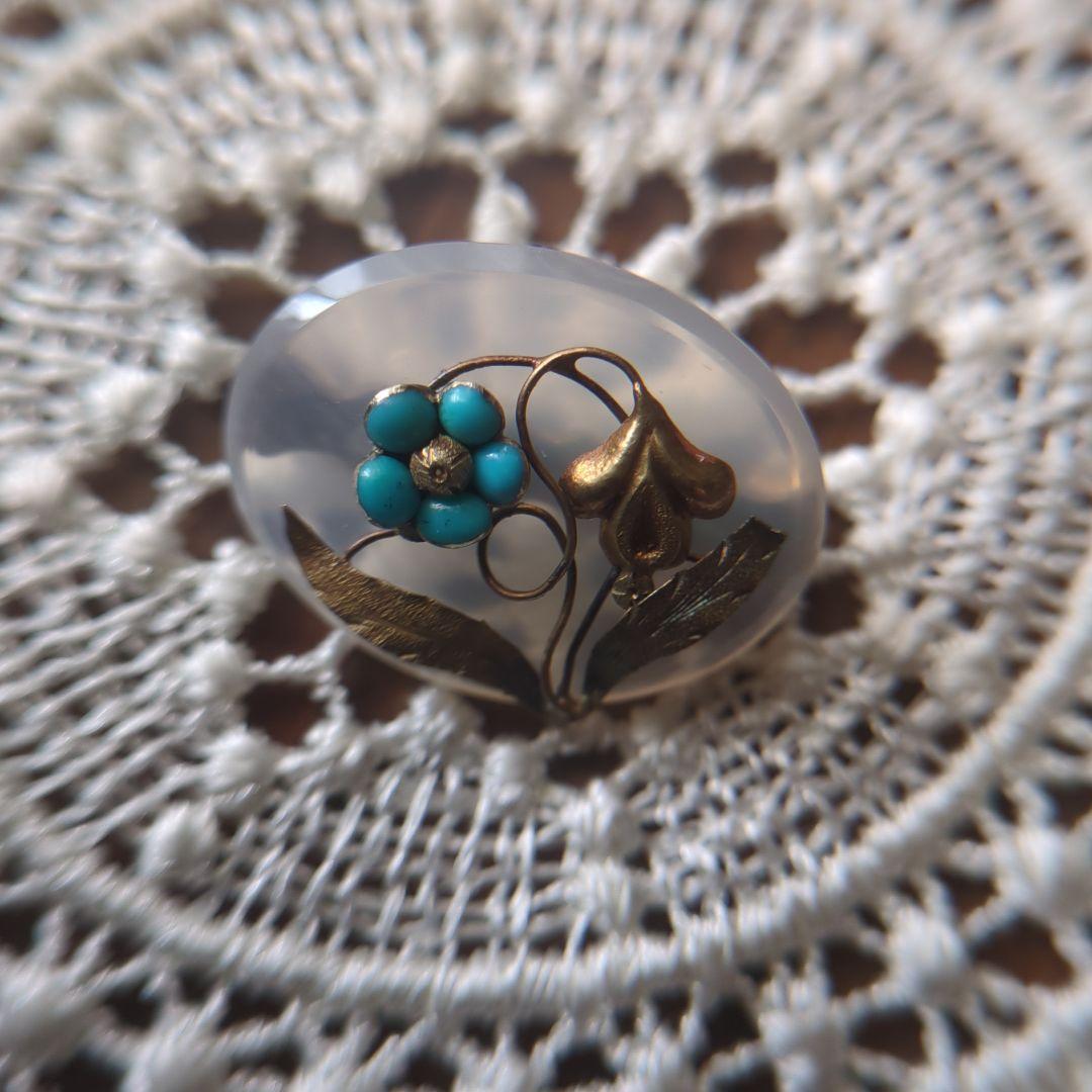 【アンティーク】ホワイトカルセドニーとトルコ石の勿忘草ブローチ