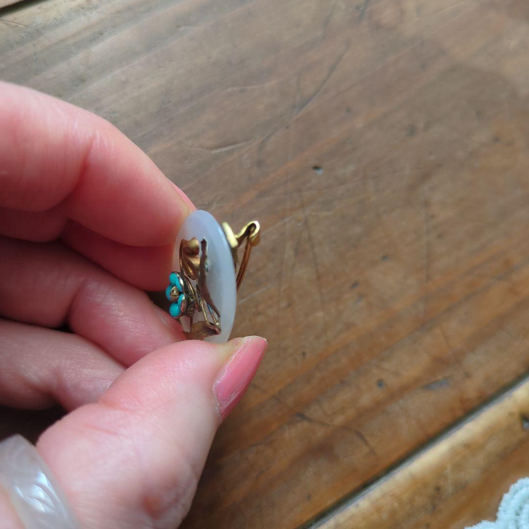 【アンティーク】ホワイトカルセドニーとトルコ石の勿忘草ブローチ