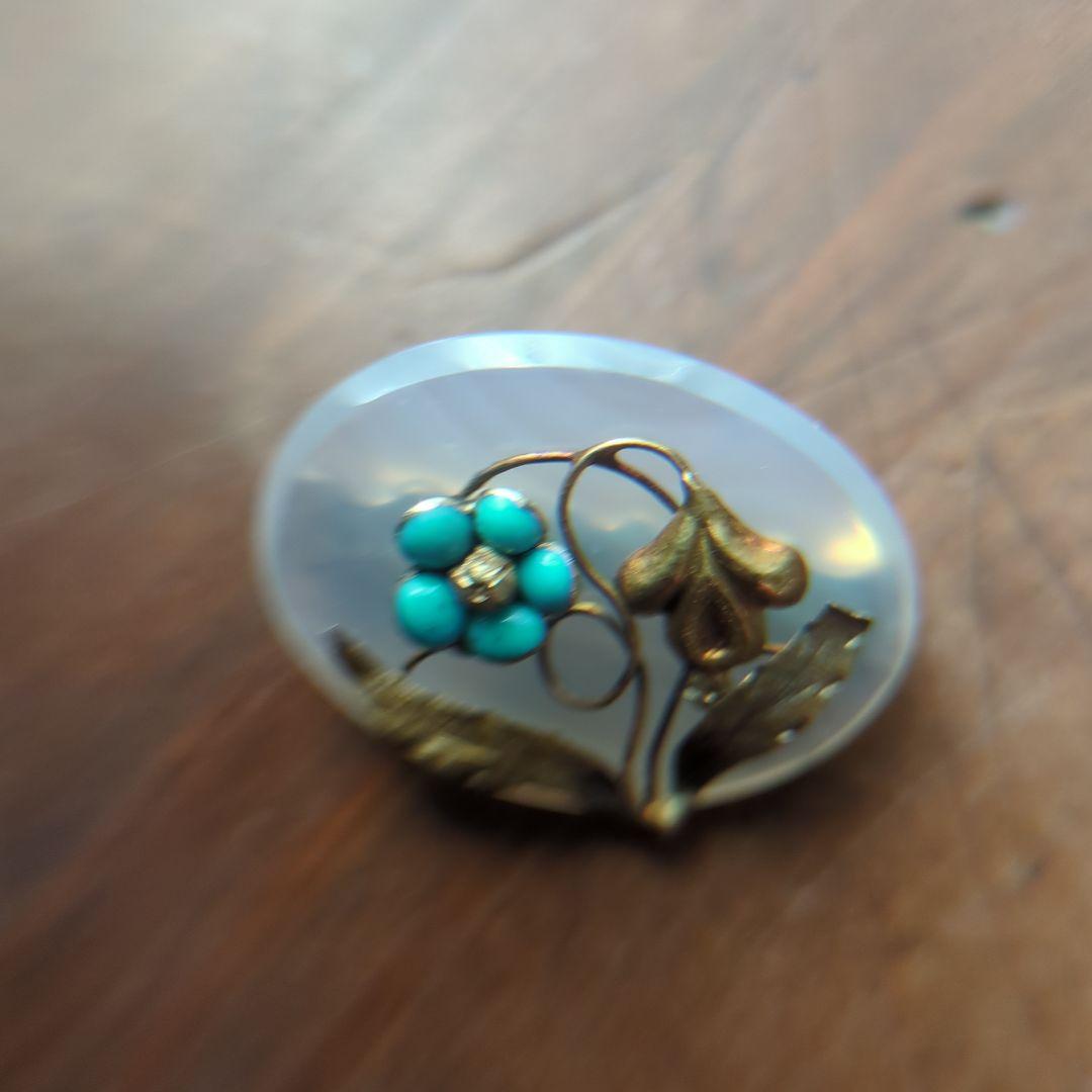 【アンティーク】ホワイトカルセドニーとトルコ石の勿忘草ブローチ