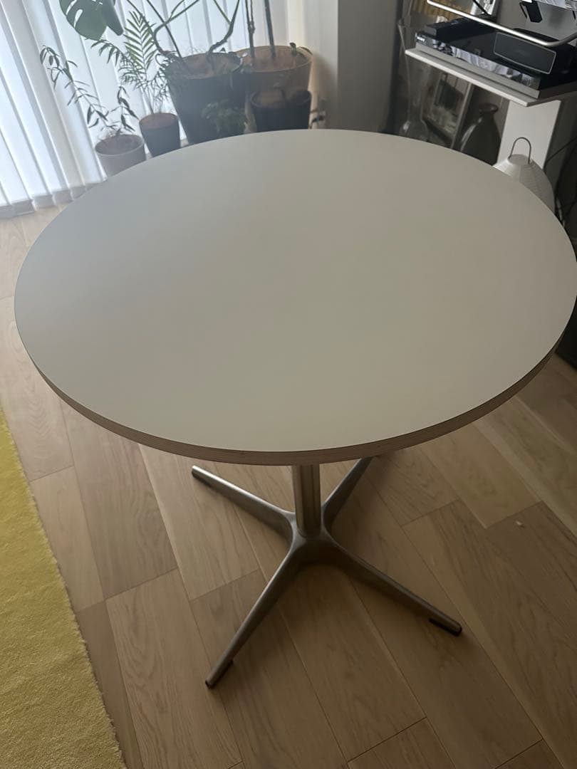 円形ホワイトダイニングテーブル、カフェテーブル　美品
