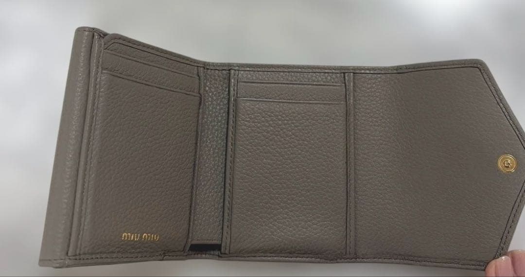 miu miu ヴィッテロダイノレザー フラップ折り財布 ベージュ
