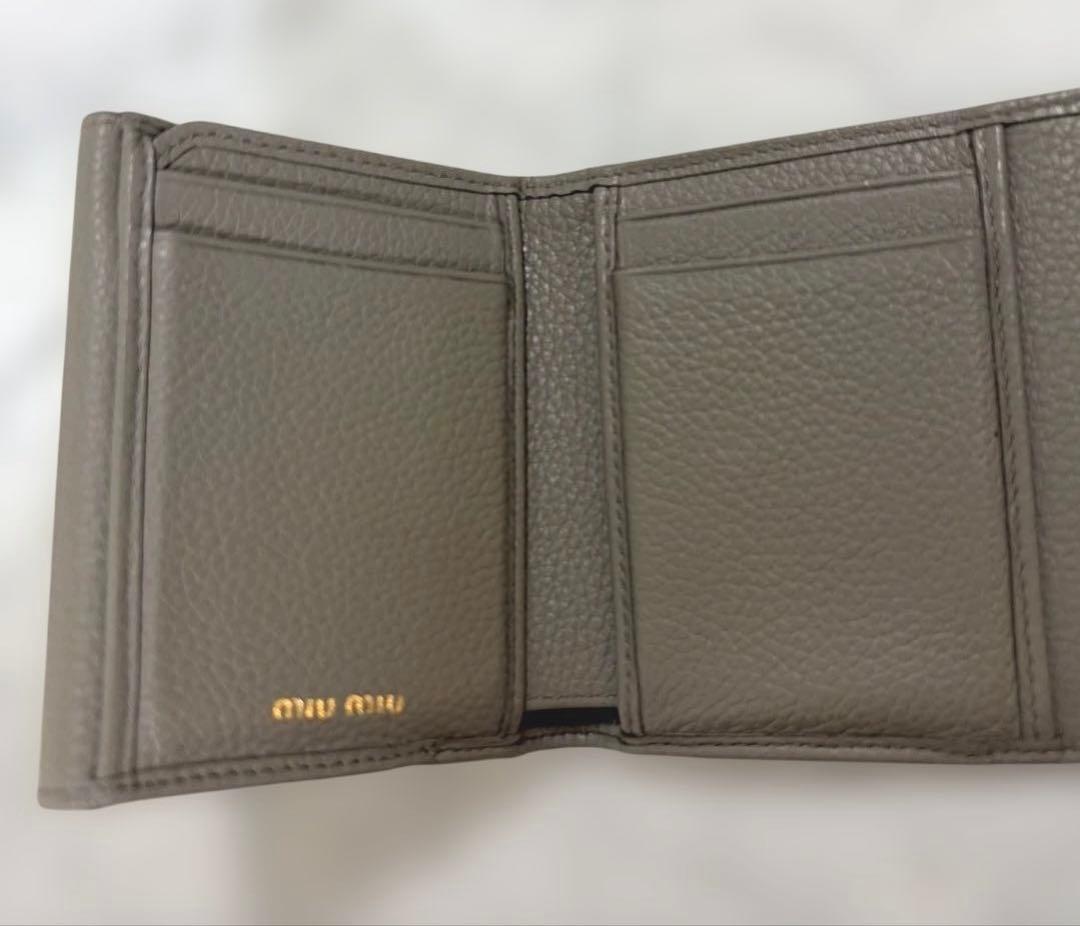 miu miu ヴィッテロダイノレザー フラップ折り財布 ベージュ