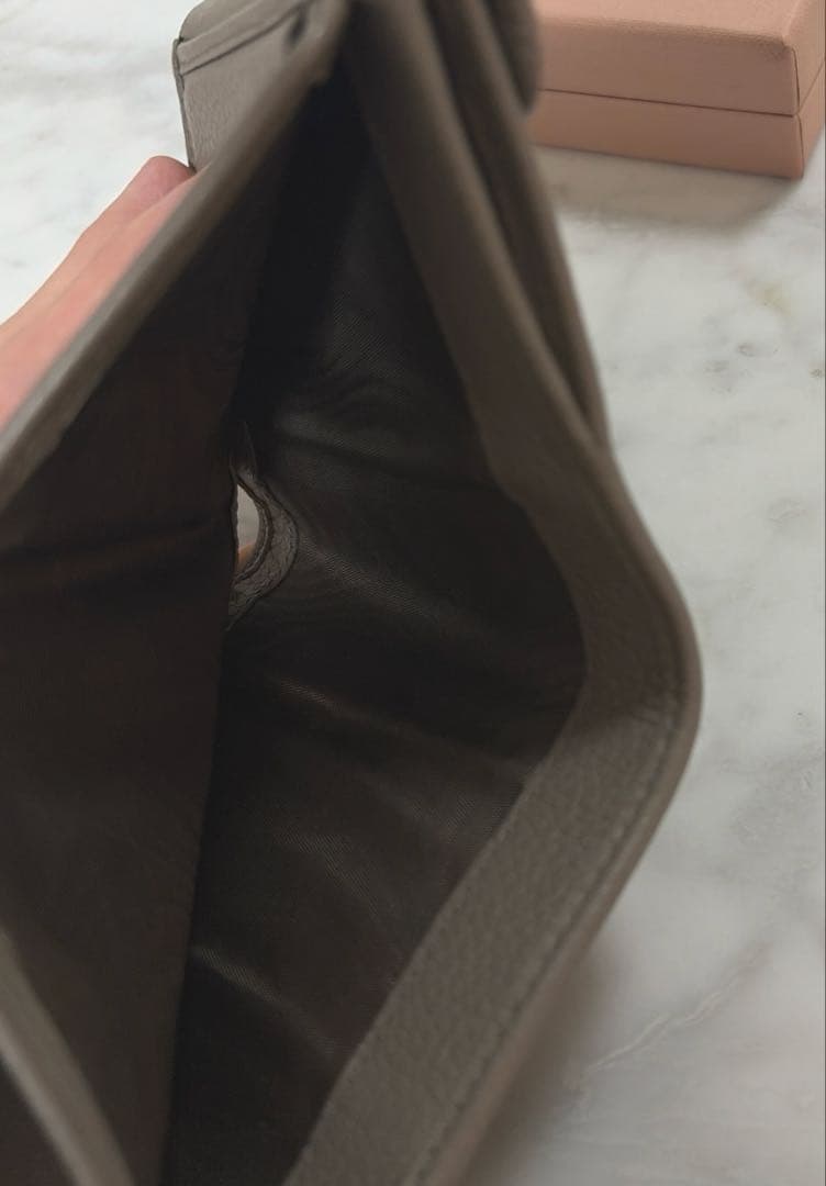 miu miu ヴィッテロダイノレザー フラップ折り財布 ベージュ