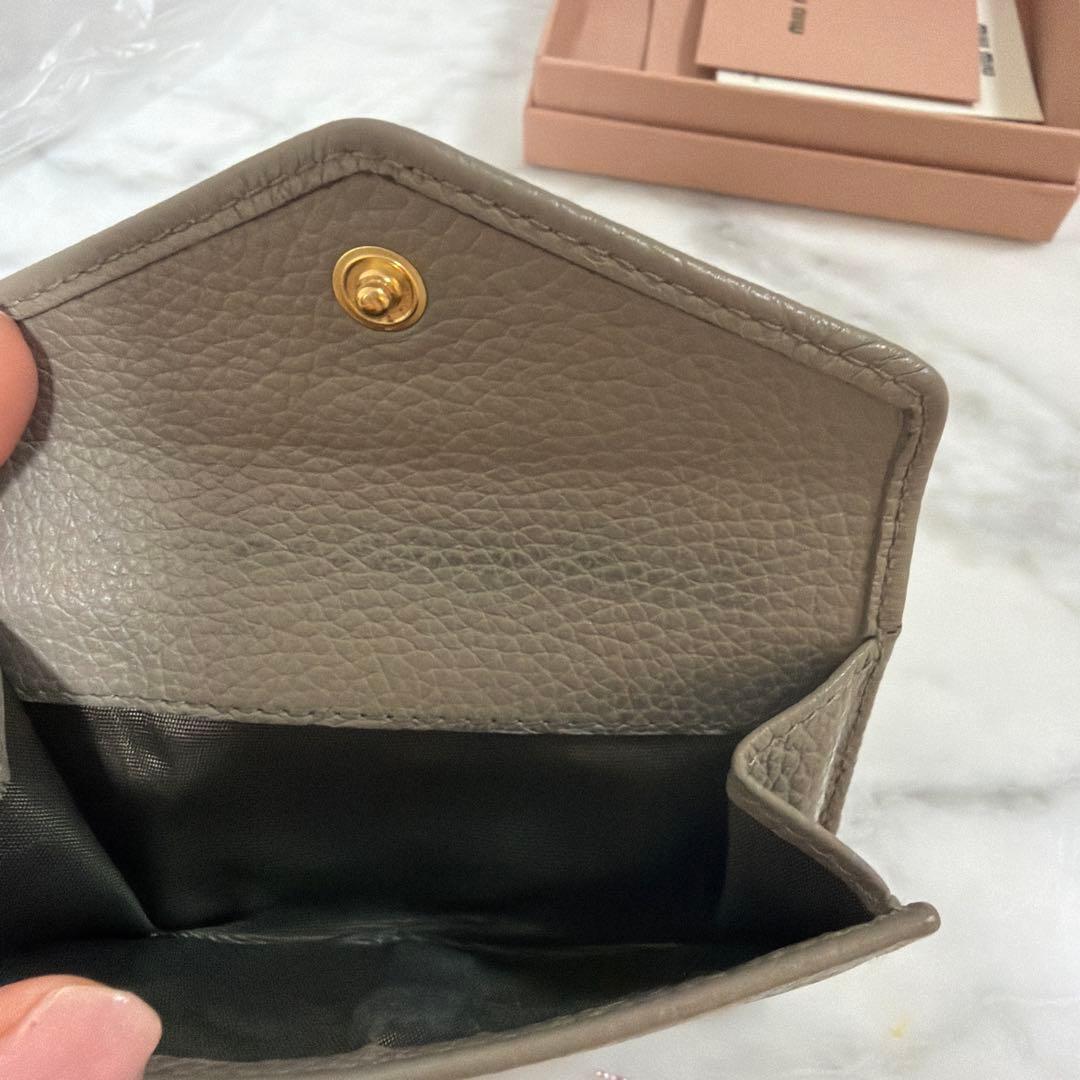 miu miu ヴィッテロダイノレザー フラップ折り財布 ベージュ