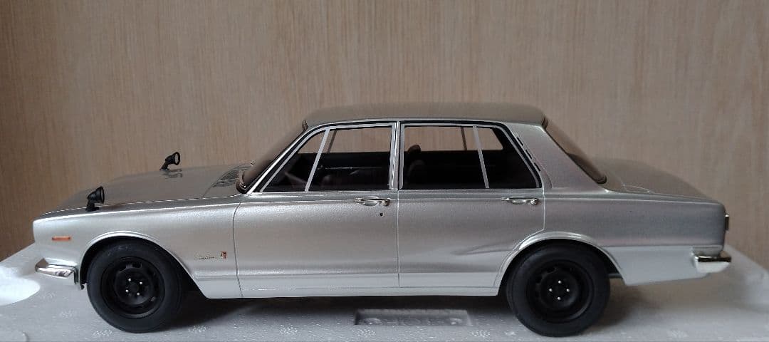 【限定７００台】京商 サムライ 1/18 ハコスカ 4ドア PGC10