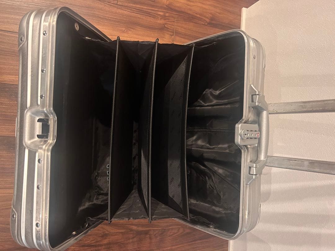 美品 リモワ トパーズ 26L 機内持ち込み 4輪 TSAロック チタニウム