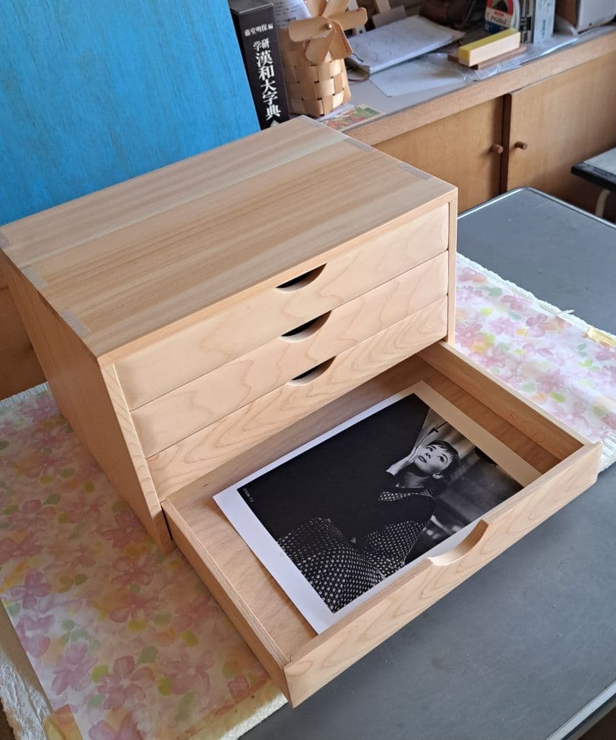 Aurelius さまへ桧スツールと ４段チェストです。