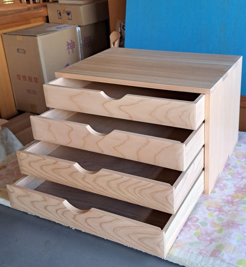 Aurelius さまへ桧スツールと ４段チェストです。