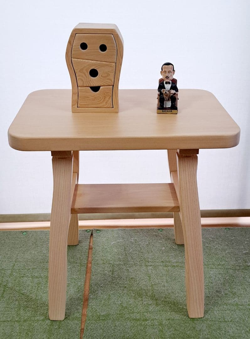 Aurelius さまへ桧スツールと ４段チェストです。