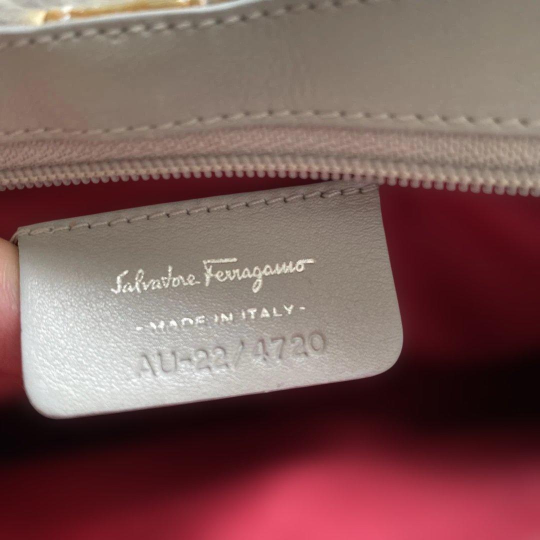 フェラガモ　リボン　ポーチ　ショルダー