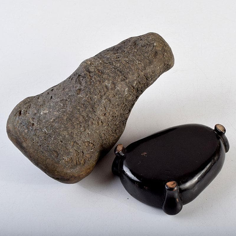 天然石　鑑賞石　太湖石　霊壁石　置物　重さ約1.8kg　唐木台付　N　9283