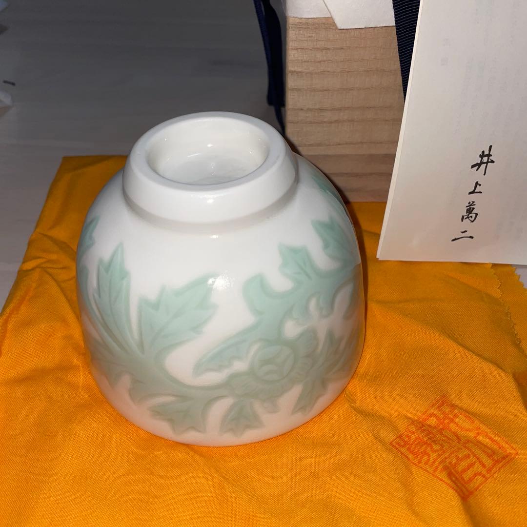 人間国宝 井上萬二 白磁 緑釉牡丹彫文 抹茶碗