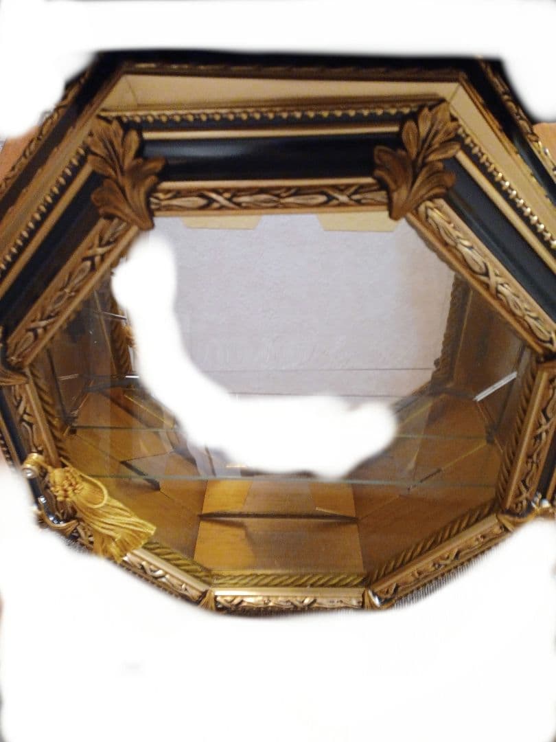 八角形のガラスショーケース