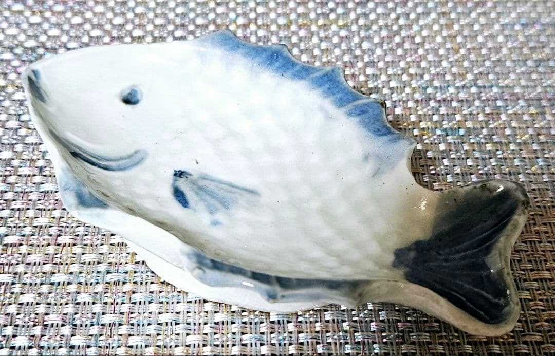 【珍品❗️】江戸時代中期　古伊万里　染付　魚形　陽刻浮彫　小皿　豆皿　変形皿