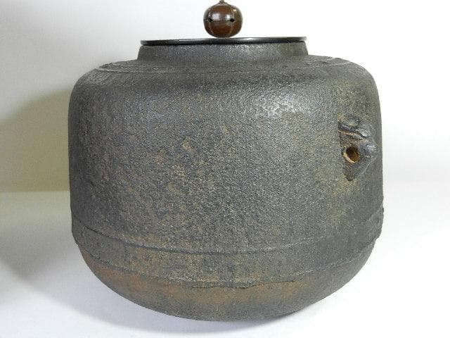 釜師「清光」作「萬代屋釜」（高１９．５㌢、口９．５㌢、胴２１．５㌢）