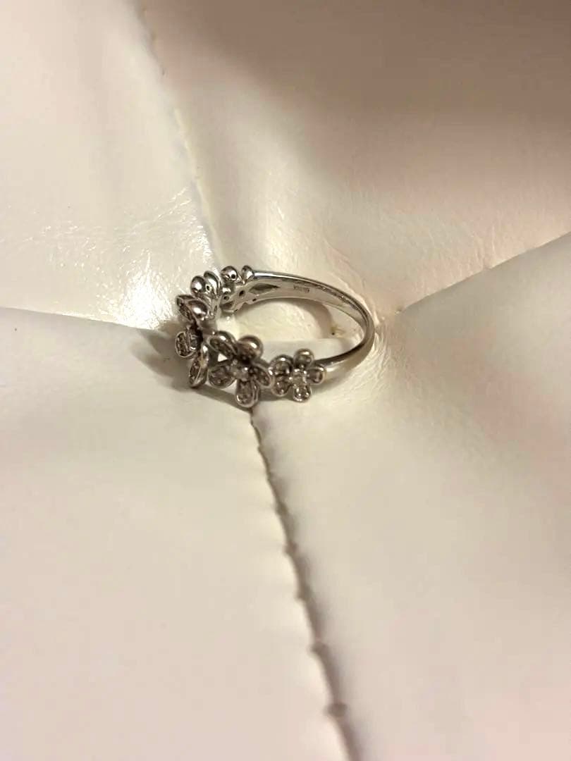 ホワイトゴールド　ダイヤモンド　フラワー　リング