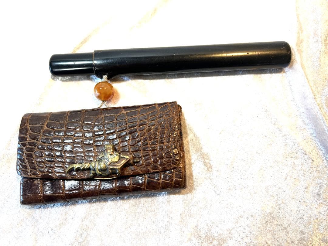 煙草入れ　革製　煙管入れと煙草入れと緒締め付き　前金具は三国志の関羽