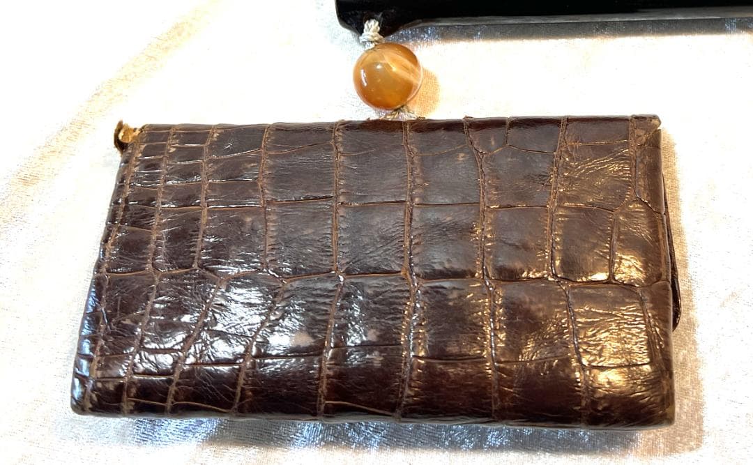 煙草入れ　革製　煙管入れと煙草入れと緒締め付き　前金具は三国志の関羽